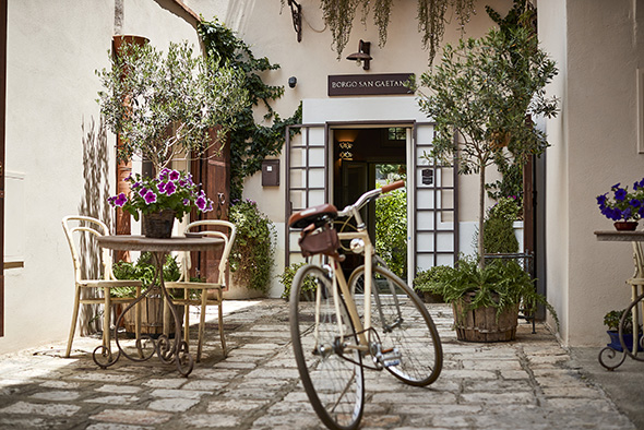 Borgo San Gaetano ingresso con
bici. BB